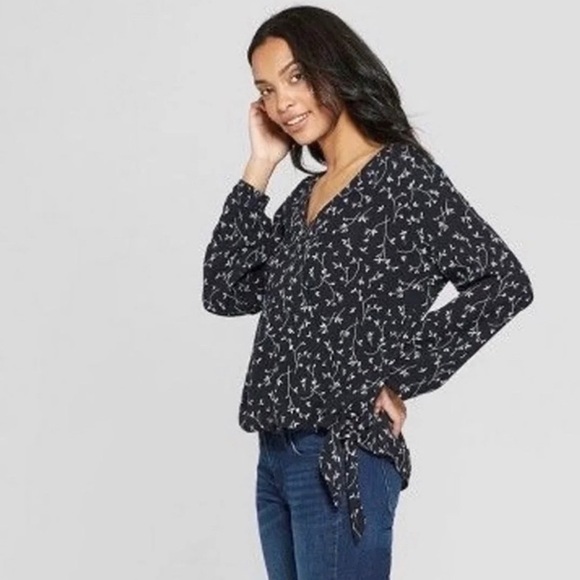 Universal Thread Minimalist Wrap Floral Blouse Size Large - Picture 1 of 3